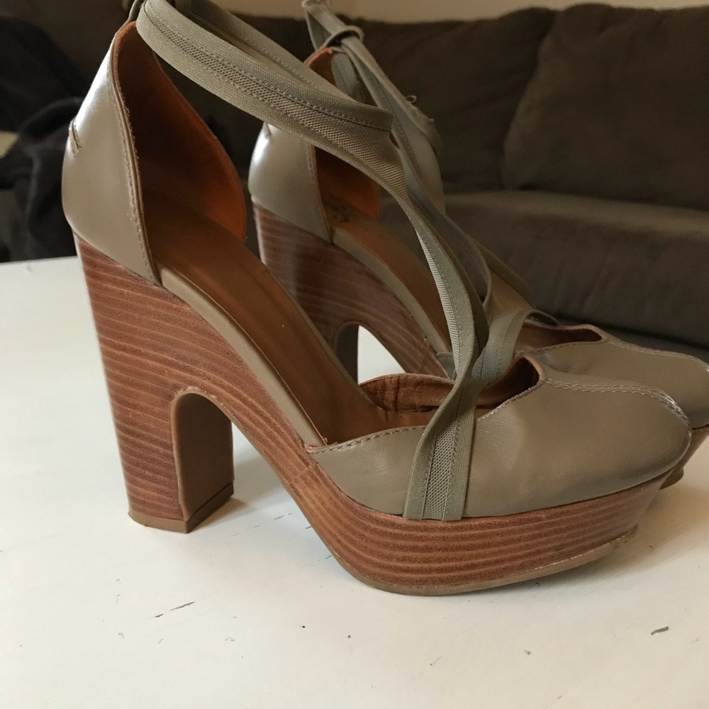 Italian leather and wood pumps